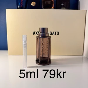 Boss The Scent Absolute Hugo Boss 5ml samples  - Boss The Scent Absolute från Hugo Boss är en herrparfym med noter av kryddig fräschör, frukt, trä och citrus. Flaskan är brun med metallock och tydlig Boss-logga. Säljs i 5ml provflaska.