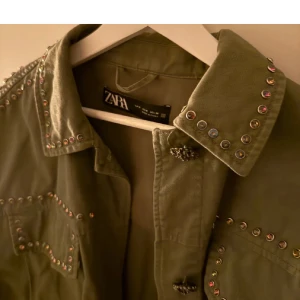 Grön jeans jacka  - Supersnygg oliv grön jeans jacka med detaljer på från Zara som inte finns i deras sortiment längre!! Perfekt sommarjacka, som ny använd få tal gånger.🌸🥰🙌🏼