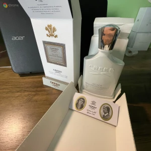 Creed Silver Mountain Water Eau de Parfum - Exklusiv parfym från Creed, Silver Mountain Water, i vit flaska med silverfärgad kork. Doften är inspirerad av friska bergsfloder och har inslag av citrus, gröna noter och mysk. Levereras i originalförpackning med tillhörande box och broschyr. Rimlig pris och kvitto medföljer