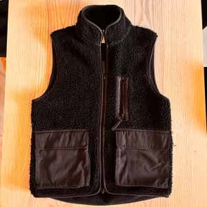 A Day’s March Vest - Säljer denna väldigt snygga och stilrena vesten från A Day’s March som passar utmärkt till sommarkvällar!  Vesten är använd max 10 gånger och finns inga defekter. Storlek S Nypris 1300 kr. Skriv gärna vid eventuella frågor! 