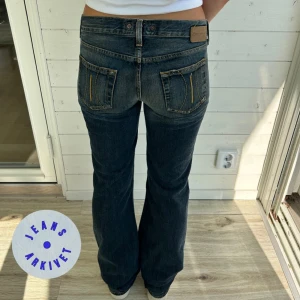 Mörkblå jeans  - Lågmidjade fornarina jeans i storlek M. Midjemått: 41x2 cm innerbenslängd: 86 cm