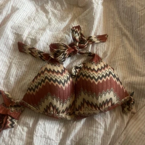 Bikini från hm - Säljer en snygg bikiniöverdel från South Beach från hm. Den är använd endast tre gånger så i väldigt bra skick. Den är helt slutsåld överallt