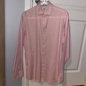 Ljusrosa skjorta från Jack & Jones - Säljer en stilren ljusrosa skjorta från Jack & Jones i storlek S. Den har bara använts ett fåtal gånger och är som ny. Säljer pga att den är för liten.
