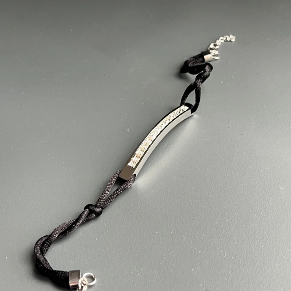 Svart armband med silverfärgad detalj och glittriga stenar - 4