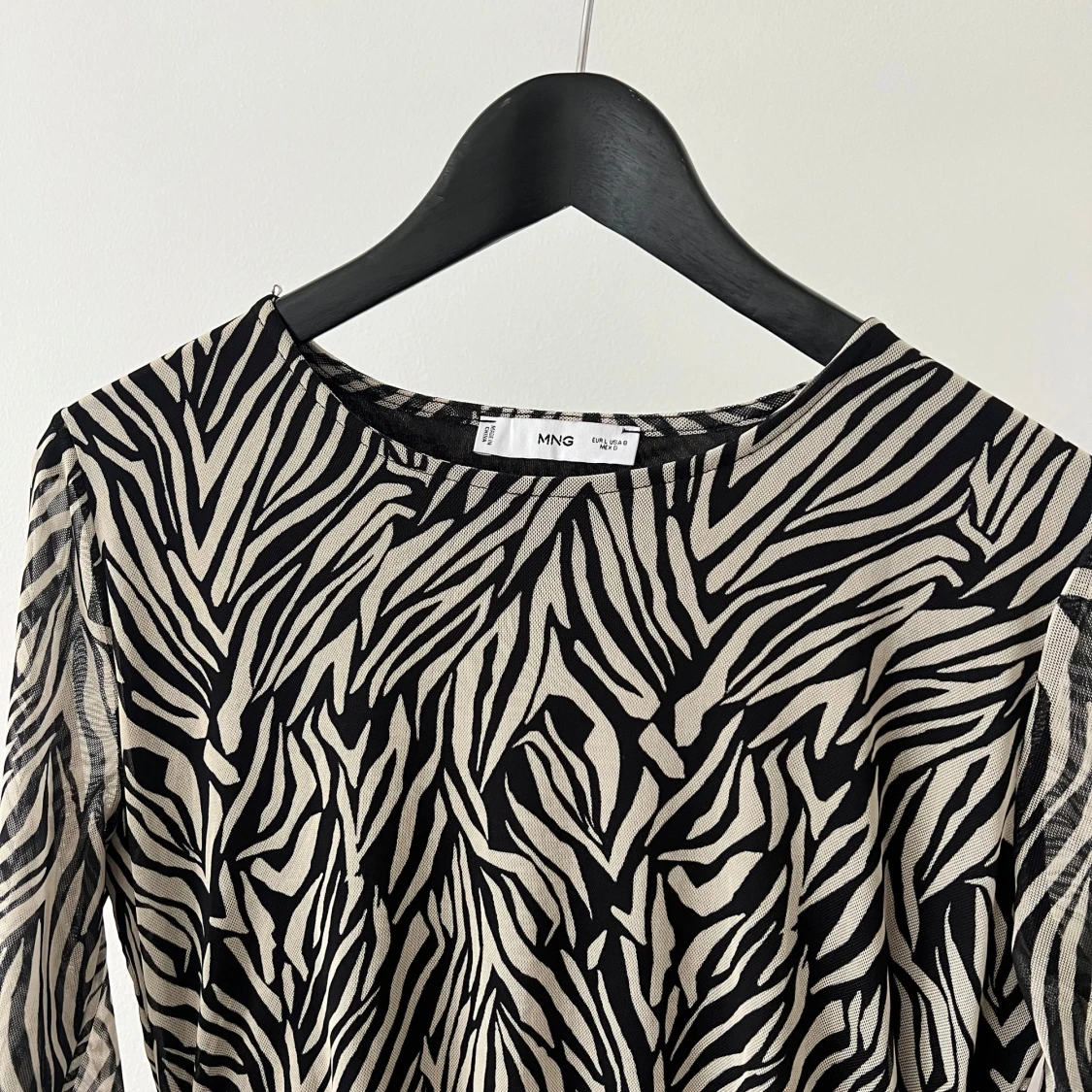 Zebramönstrad långärmad klänning från Mango - 2