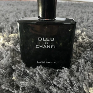 Bleu de Chanel Eau de Parfum herrparfym - Bleu de Chanel Eau de Parfum – 100 ml (testad en gång)  ✨ Märke: Chanel 📦 Storlek: 100ml 🔍 Skick: Som ny - endast testad en gång 🛍️ Inkluderar: Originalkartong och taggar  Ikonisk herrdoft med en fräsch, träig och aromatisk profil. Inköpt nyligen – endast sprayat en gång för att testa. 100% äkta.  💨 Nästan full (99 % kvar) 🎁 Perfekt som present eller personligt bruk 🚫 Förvaras försiktigt, kartong och förpackning i perfekt skick  📍 Skickar snabbt ✅ Öppen för erbjudanden (finns kvitto)