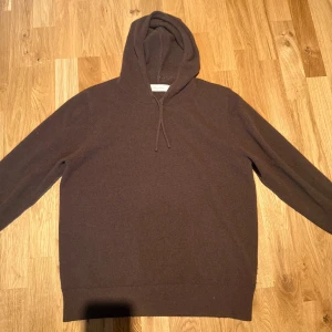 Kashmir hoodie  - Tja säljer just nu denna kashmir hoodien då den ej används. Storlek M, märke sayless. Kan lösa fler bilder men inga bilder med plagget på mig.