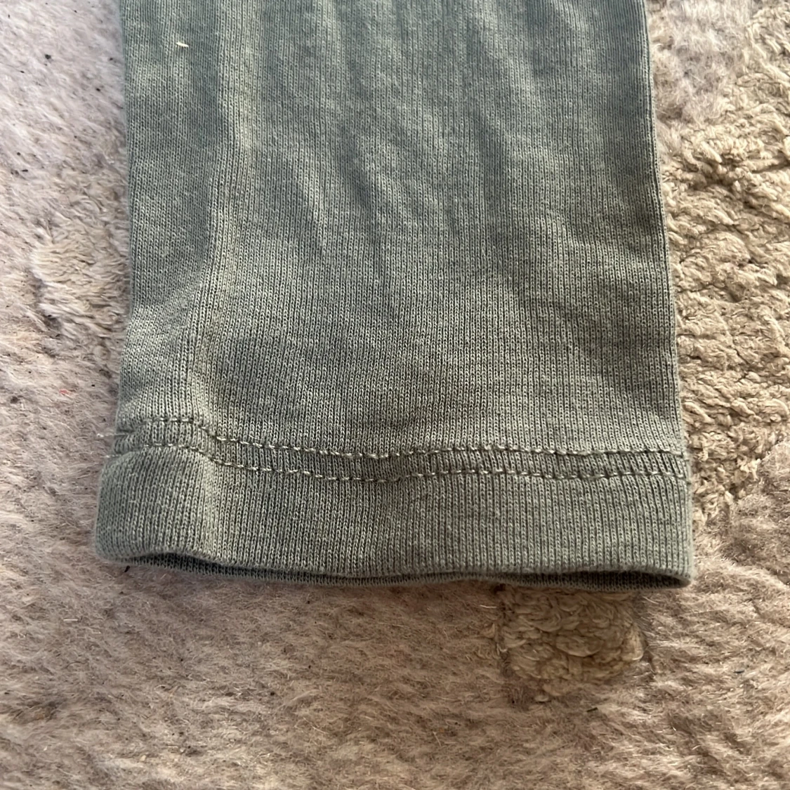 Sage green croppad långärmad topp från H&M - 1
