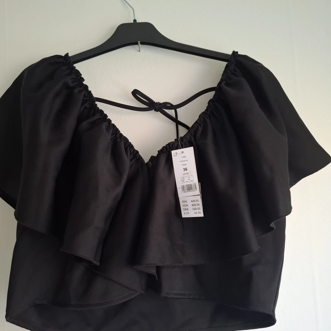 Svart croppad blus med volang och knyt - 2