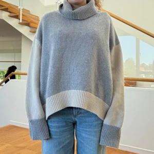 Nathalie shuterman tröja - Så snygg tröja I karsmir, ny pris ca 15000kr. Tröjan är i väldigt bra skick och storleken är onesize men skälv bör jag S så skulle säga att den passar från xs-M lite beroende på hur man vill att den ska sitta. Den ser mörkare ut på bilden bak men de är bara skuggan 💕