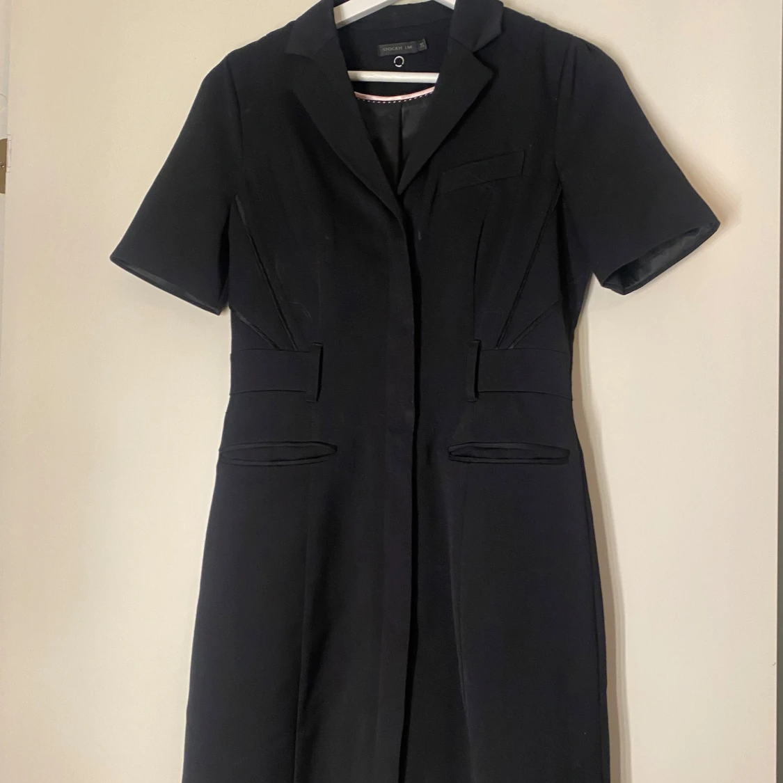 Svart kortärmad klänning med krage