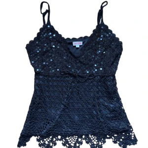 Vintage Svart  linnetopp med paljetter - Virkad svart linne topp med paljetter och pärlor. Strl M men passar en S också. 