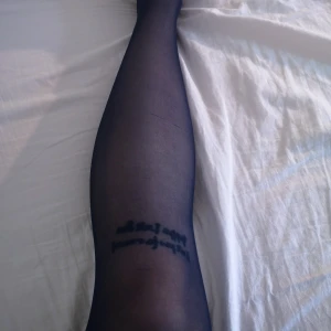 Marinblå strumbyxor strl 38 - 44 - Marinblå strumpbyxor med original förpackning, förpackningen är sliten men strumpbyxorna är i imponerade skick, som nya. Tvivlar på att de använts mycket. Jag har själv bara använt dem en gång då jag insåg att de var för stora och glider ner på mig, jag har 36-38 på byxor. Strumpbyxorna har också låg midja. Kan mäta vid intresse!