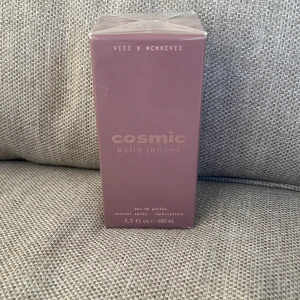 Cosmic Eau de Parfum från Kylie Jenner - Cosmic är en parfym från Kylie Jenner med noter av stjärnjasmine, blodapelsin, gyllene amber, röd pion, vaniljmusk och cederträ. Flaskan rymmer 100 ml. Oöppnad. 