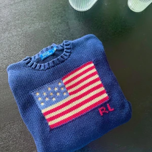 Marinblå stickad tröja från Polo Ralph Lauren - Säljer en marinblå stickad tröja från Polo Ralph Lauren med rundhals och långa ärmar. Den är i bra skick och jag säljer den då den ej kommer till användning. Priset kan diskuteras 😊