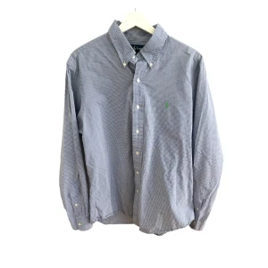 Ralph lauren Skjorta - | Blårutig Ralph Lauren Skjorta | Skick 10/10 | Storlek L | Hör ave r vid funderingar! |