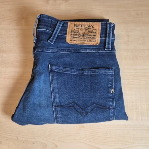 Blåa Replay Anbass Jeans - Snygga blå jeans från Replay, modell Anbass med slim fit. Klassisk design med fem fickor. Perfekta för en stilren look. Storlek W29 L32