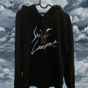 Saint Laurent hoodie - Säljer nu denna Saint laurent hoodien i modellen ”Signature hoodie” i storlek S✨ Inga som helst defekter helt ny och nyligen köpt✨ Givetvis äkta bevis finns✅ 