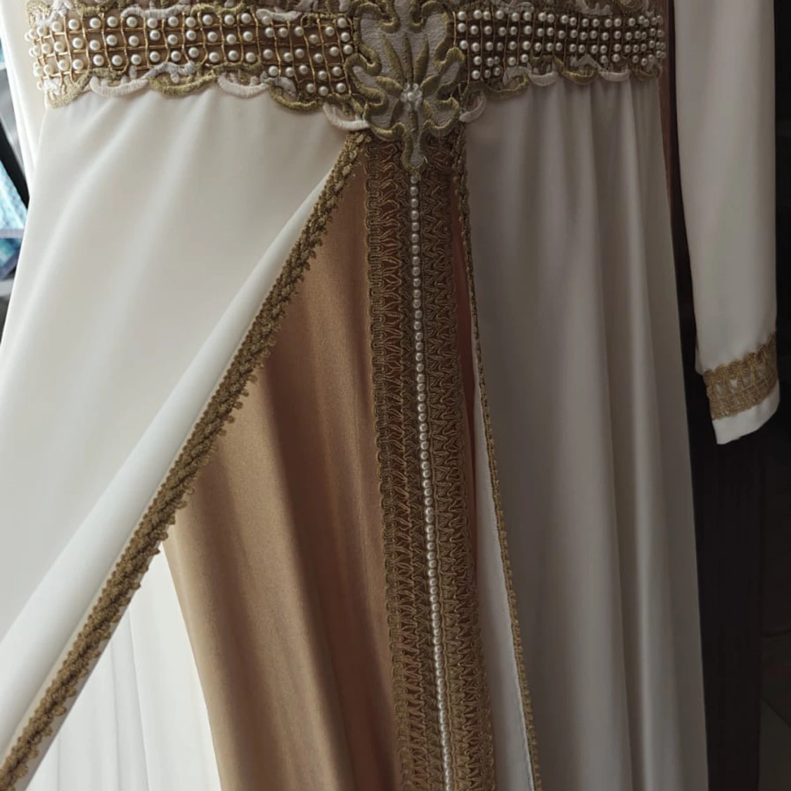 Vit långklänning med guldiga detaljer - 2