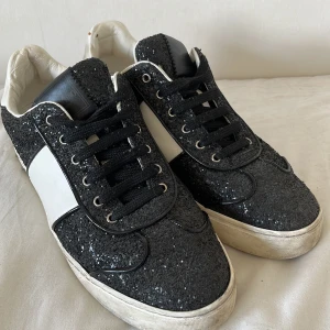 Valentino flycrews - Säljer dessa extremt feta valentino flycrews. Väldigt sällsynt modell med glitter. Alla nitar kvar och toppen skick. Dustbag ingår, nypris ca 7000. 