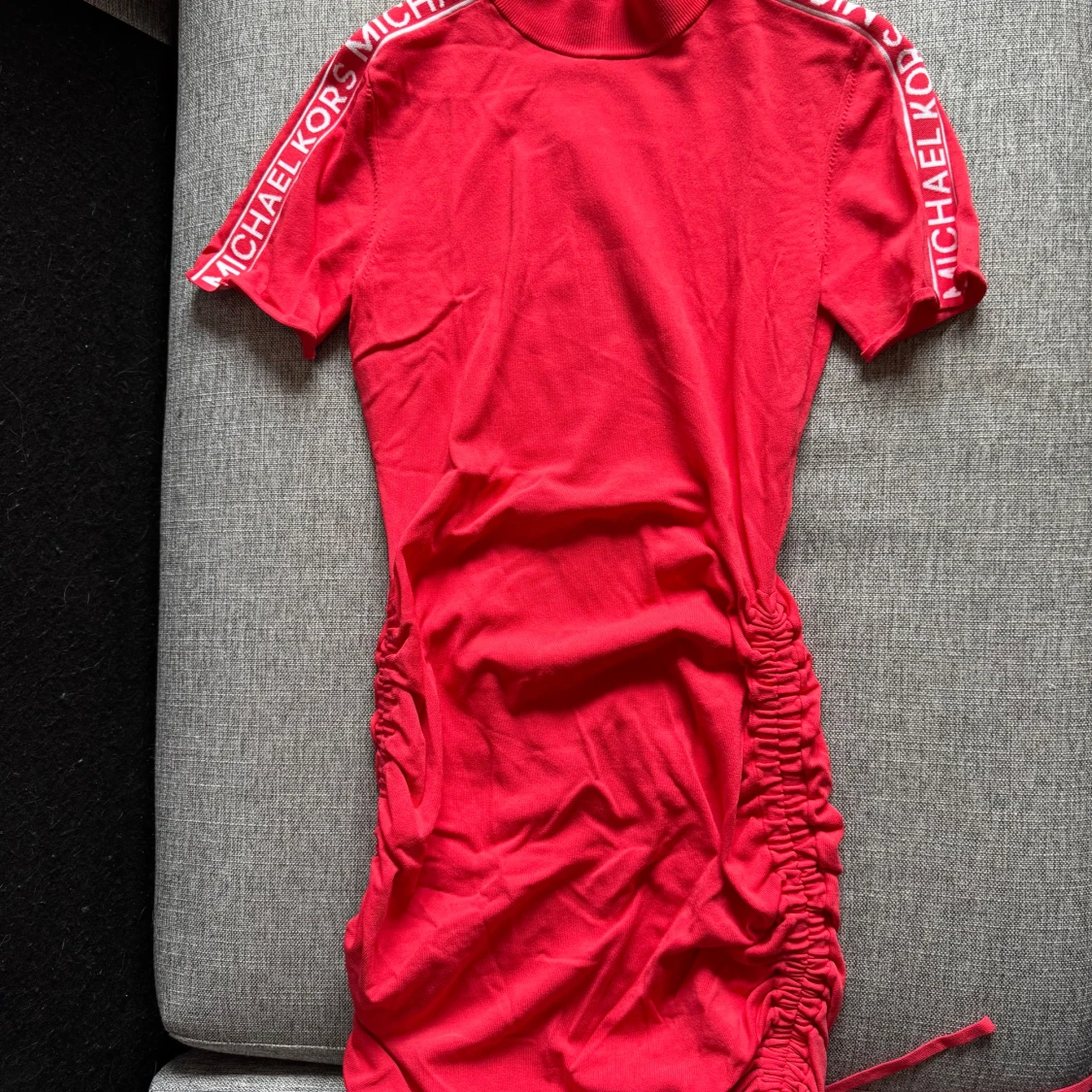 Korallfärgad kortklänning från Michael Kors