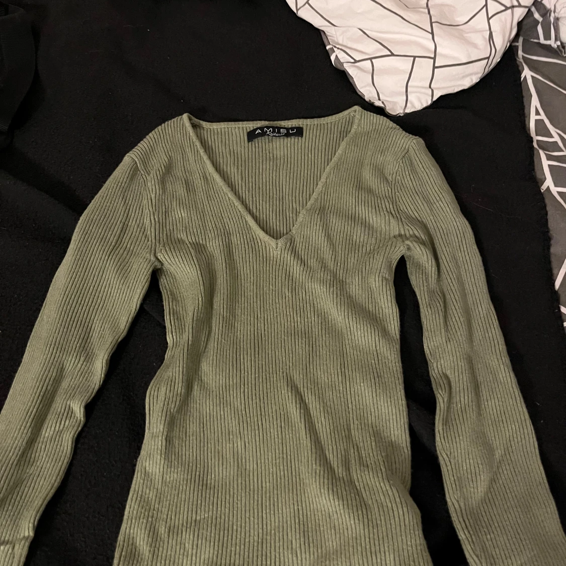 Olivgrön ribbad långärmad tröja från Amisu