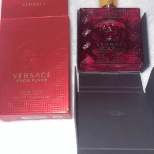 Versace Eros Flame Eau de Parfum 100ml - Versace Eros Flame är en lyxig parfym i en elegant röd glasflaska med guldiga detaljer och Medusa-symbolen. Förpackningen är röd med guldtext och rymmer 100 ml Eau de Parfum. Doften är intensiv och modern, perfekt för dig som vill sticka ut.