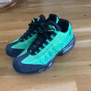 Air max 95 naija  - Air max 95 naija som är väldigt lite använda nästan som ny lite smutsiga bara dom är inspirerade av nigerisk fotboll och dom går för ungefär 4000 på stock x helt äkta och pris kan diskuteras vid snabb affär 
