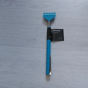 Ryggkliare 51 cm blå - En praktisk ryggkliare med teleskopskaft i blå färg. Perfekt för att nå svåråtkomliga ställen och lindra klåda på ryggen. Enkel att ta med och använda när som helst. Utdragbar till ca 51 cm