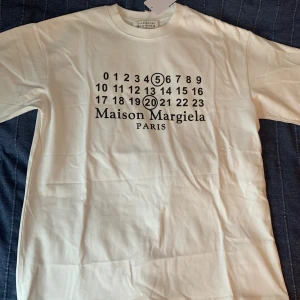 Vit t-shirt från Maison Margiela - Säljer denna skitsnygga Masion Margiela T-shirt med deras klassiska design därframme. Storlek: S fast sitter M-L | Pris: kan diskuteras vid snabb affär | Tveka inte att höra av er vid frågor eller funderingar! Mvh Finn Resell 