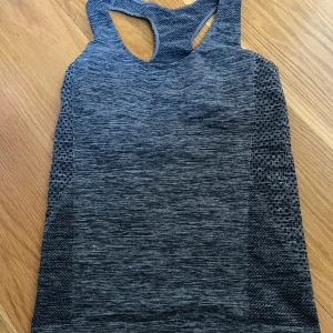 Mörkgrå träningstopp - Skriv för mått eller flera frågor!