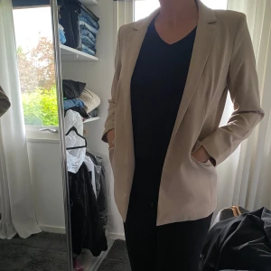 Kavaj - Beige kavaj från Pieces💗 