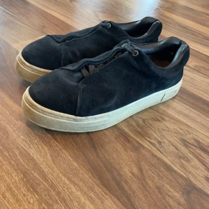 Eytys skor storlek 45 - Jag säljer ett par Eytys i svart mocka. Skorna är väl använda. Snörena på skorna är ganska förstörda så kan vara bra att byta! Hör av dig för fler bilder. Pris ej hugget i sten 