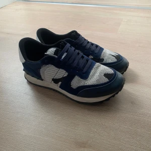 Valentino Rockrunners - Säljer ett par Valentino Rockrunner sneakers i blått, vitt och svart. Använda ett fåtal gånger, storlek 41 men passar 42 och 42,5. Box och dustbags följer med. Priset är inte hugget i sten