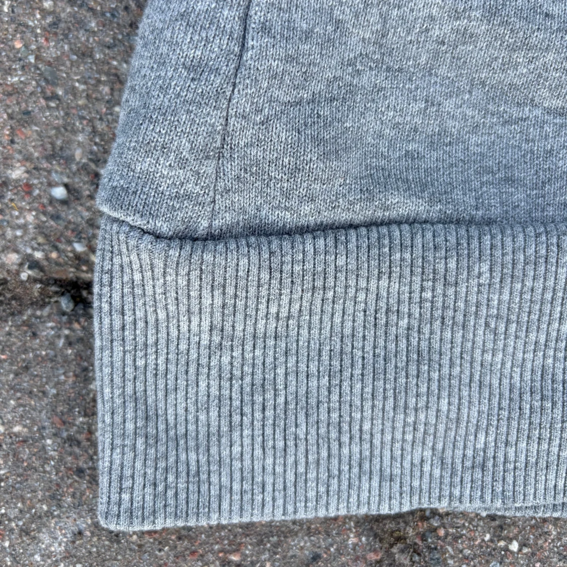 Grå hoodie från Deus Ex Machina - 2