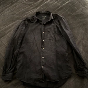 Linneskjorta från A Day’s March - Marinblå/Navy linneskjorta från A Day’s March i storlek small.