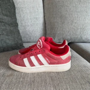 Adidas campus 00  -  (Man får med röda sko snören!) Säljer mina fina adiddas campus 00 skor efftersom de tyvärr börjar bli för små! Köpte förra våren så då använde jag dom! Dom är i storlek 36 2/3 