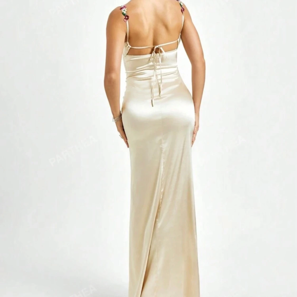 Champagnefärgad långklänning med blommiga axelband - 1