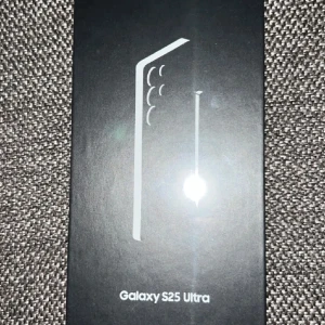 Galaxy S25 Ultra -  Samsung Galaxy S25 Ultra smartphone i originalförpackning. Perfekt för dig som vill ha den senaste tekniken och en snygg design. Inkluderar både telefon och tillbehör i kartong.