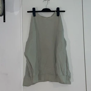 Sweatshirt  - Säljer en ljusgrön sweatshirt. Oversized 