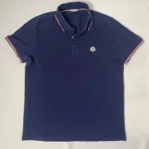 Moncler piké - Säljer nu denna moncler piké i en riktigt fin och sällsynt royal blue färg✨ Skick 10/10 helt ny✨ Köpt på best secret så givetvis äkta! Se bild 4✨ Pris går att diskutera !!!