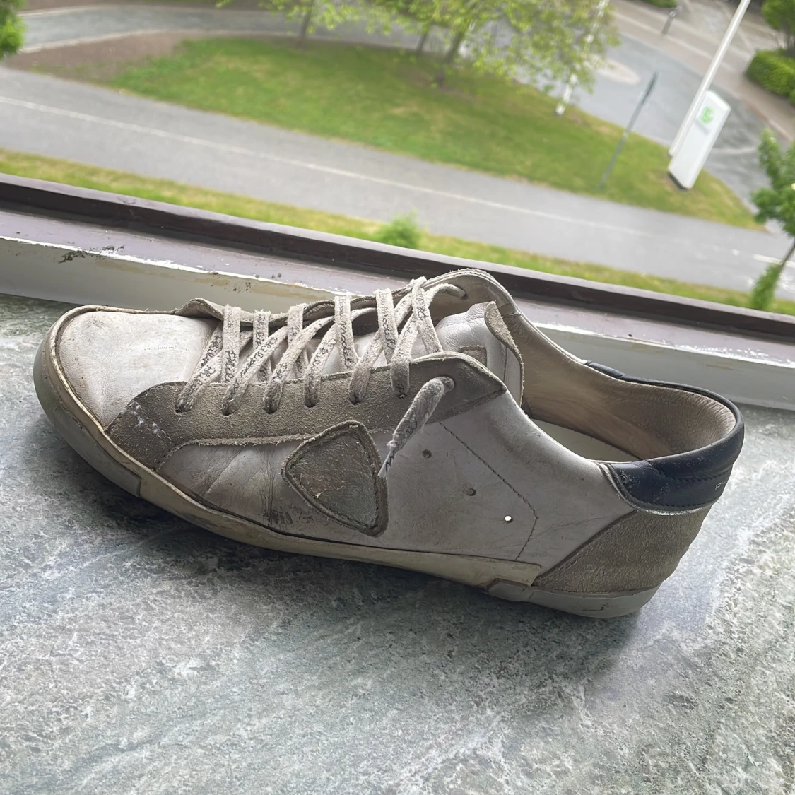 Vita sneakers med svarta detaljer - 4