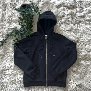Zip hoodie - Hej!! Jag säljer nu denna svart zip hoodie. Storlek är 158-164 cm. Nypris 399kr. Skriv vid frågor och funderingar🙌