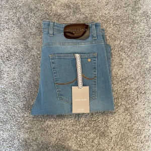 Jacob Cohën jeans nya med tags straight fit - skick 10/10 | storlek W34 | Mått midja: 43cm Längd:108cm | modell straight fit | sprillans nya aldrig använda med tagsen kvar på  |