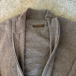 Ljusbrun ziptröja i merino från stenströms - Hejsan säljer denna jättesnygga merinoulls zip cardigan från stenströms. Nypris 2300kr. Hör av er vid frågor och funderingar.