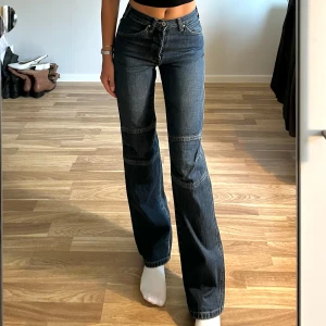 Replay jeans  - Superfina midwaist jeans från replay! Jättebra skick, storlek W26L32. Midja: ca 74cm runt om. Innerben: ca 82cm. Jag är ca 169cm och brukar ha storlek 38 för referens. Skriv vid fler funderingar! Använd gärna köp nu😇