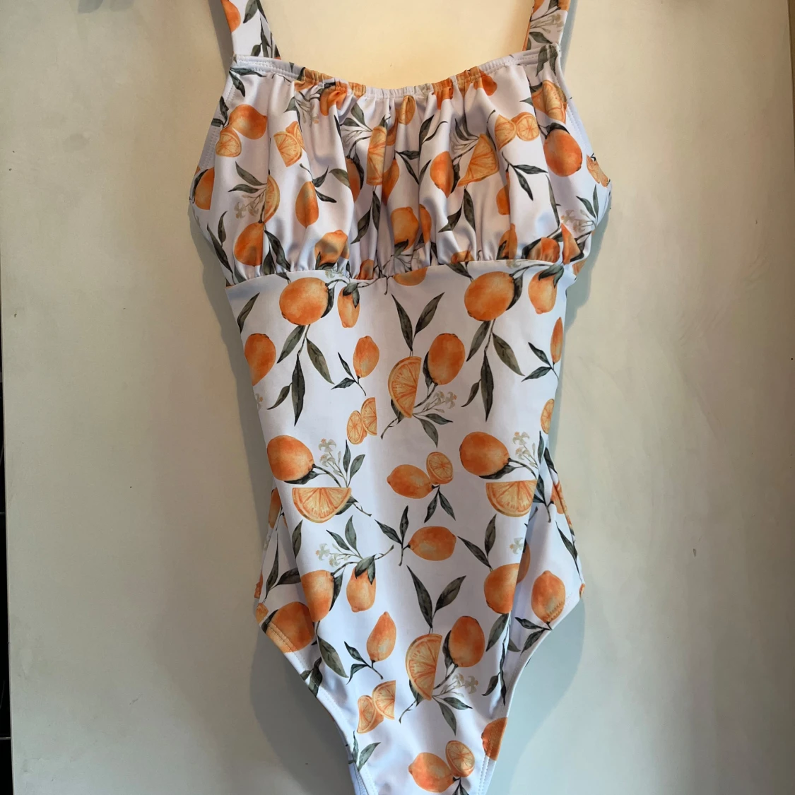 Vit baddräkt med apelsinmönster