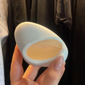 Ariana Grande mod vanilla parfym - Säljer en unik parfym i en vit, droppformad flaska med transparent fönster som visar den ljusgula vätskan. Flaskan rymmer 30 ml och är tillverkad av Luxe Brands. Perfekt för dig som gillar snygg och modern design på parfymflaskor.