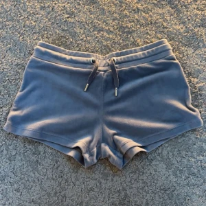 Gråa mjuka shorts från Gina Tricot - Söta grå blåa shorts från ginayoung. Tillverkade i ett jätte skönt material och inte använda någon gång. Skriv privat ifall du har några frågor, pris kan diskuteras💗