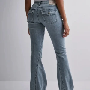 Jeans TR - Jeans från True Religion - JOEY LOW RISE FLARE FLAP i storlek W24 Ljusblå. Köpte fel storlek, därav säljer. Etikett kvar.  Ordpris 1299kr 
